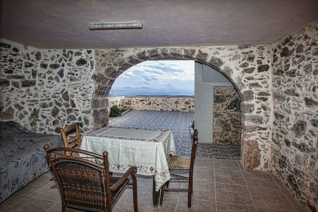 Petrino Paradosiako Kerames Buitenkant foto