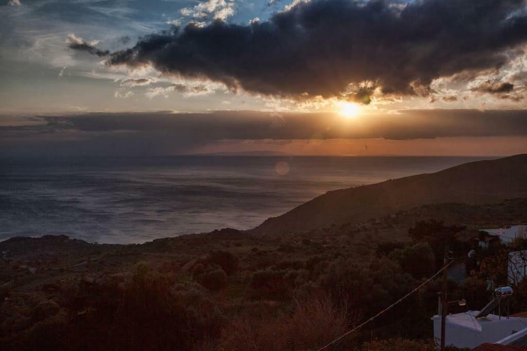 Petrino Paradosiako Kerames Buitenkant foto