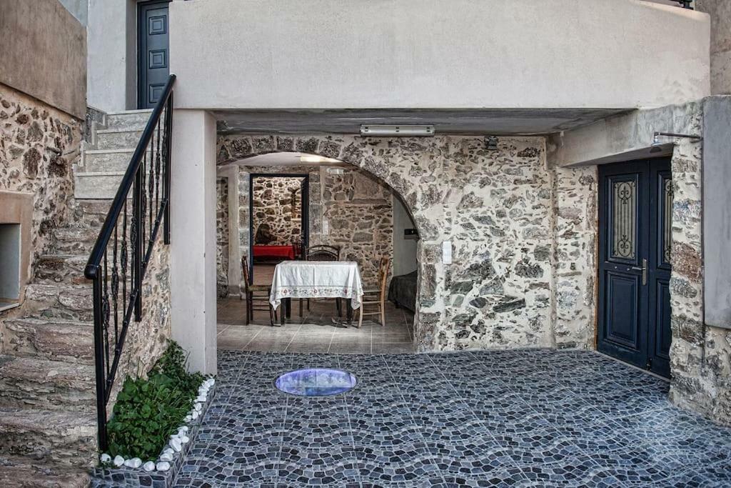 Petrino Paradosiako Kerames Buitenkant foto